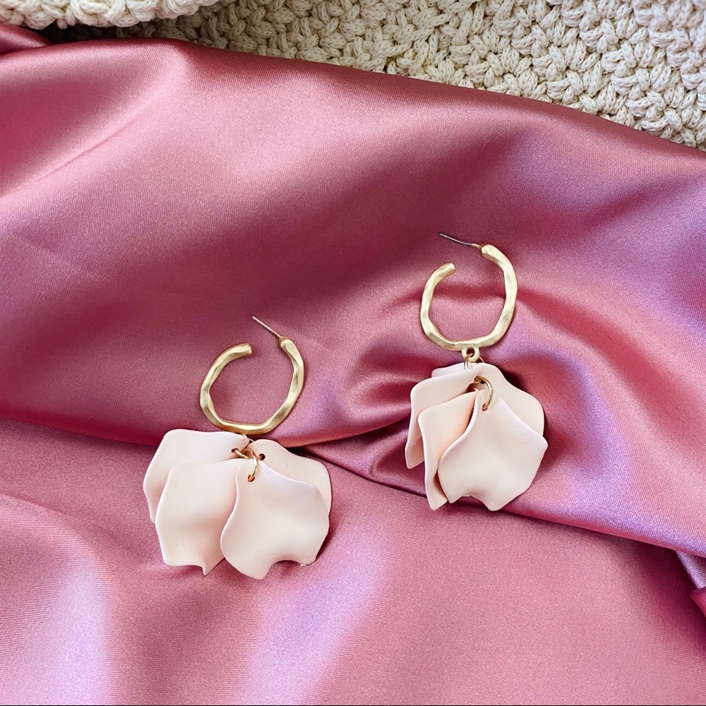 💙💕LAST ONE Cream White Flower Panel  Earrings - Picture 5 of 9